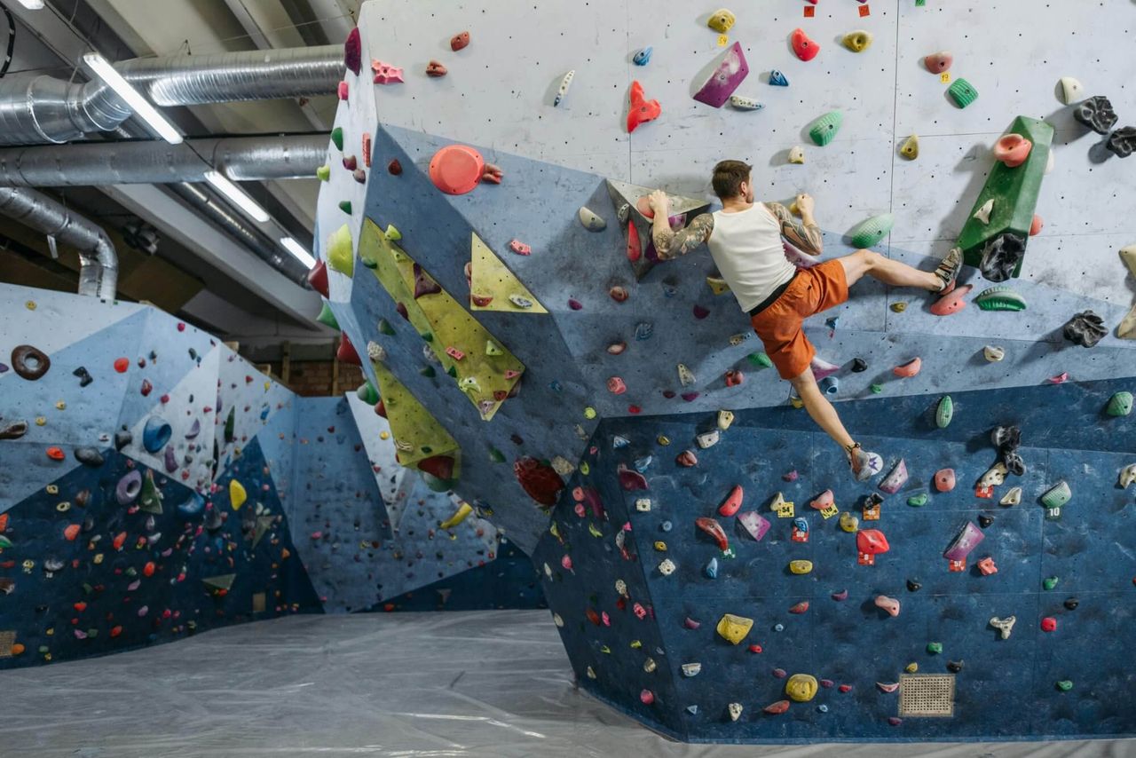 Angewinkelte Boulderwände unter der Decke einer Boulderhalle