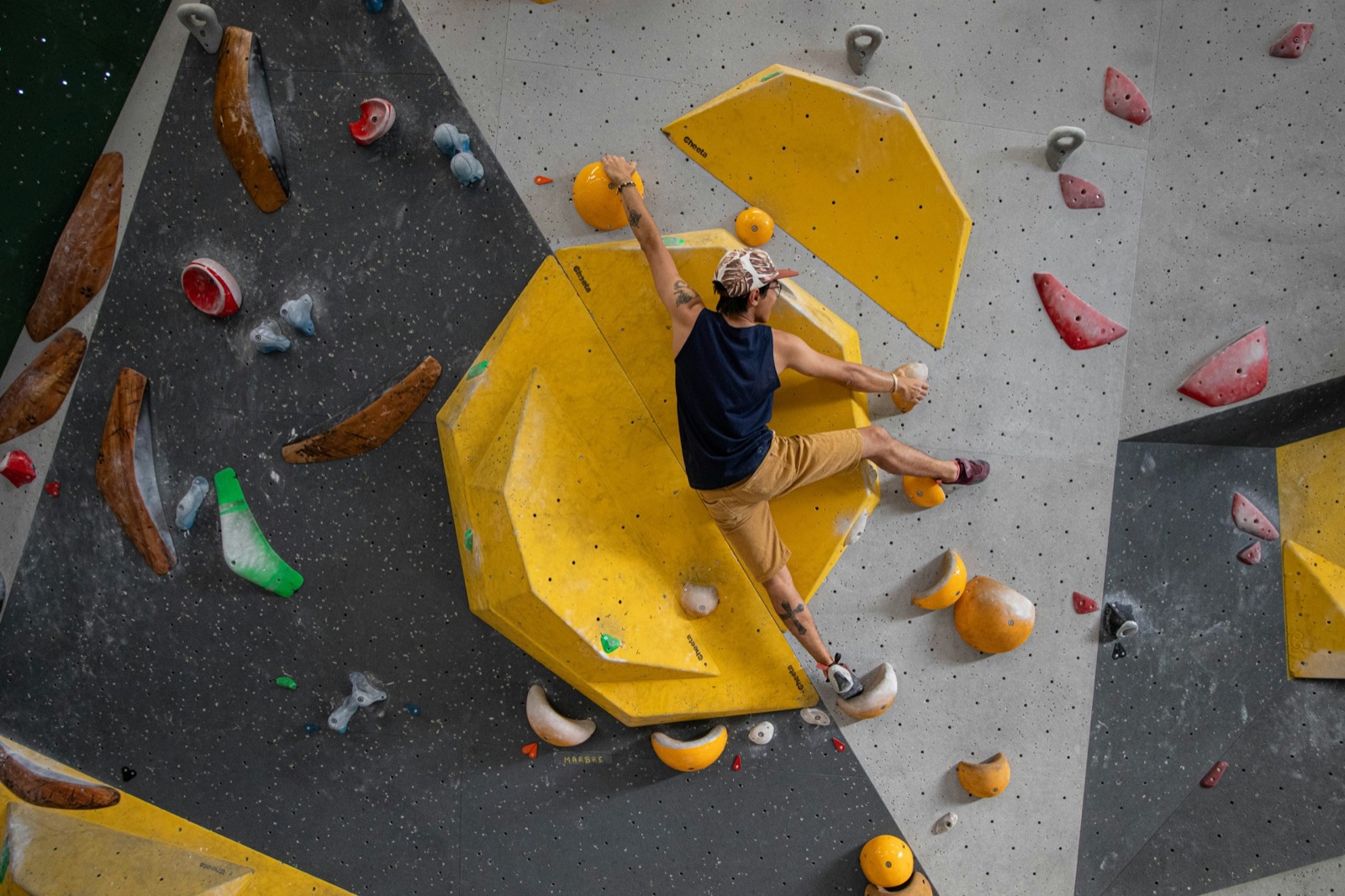 Boulderer an der Wand zeigt volles Körpertraining beim Bouldern