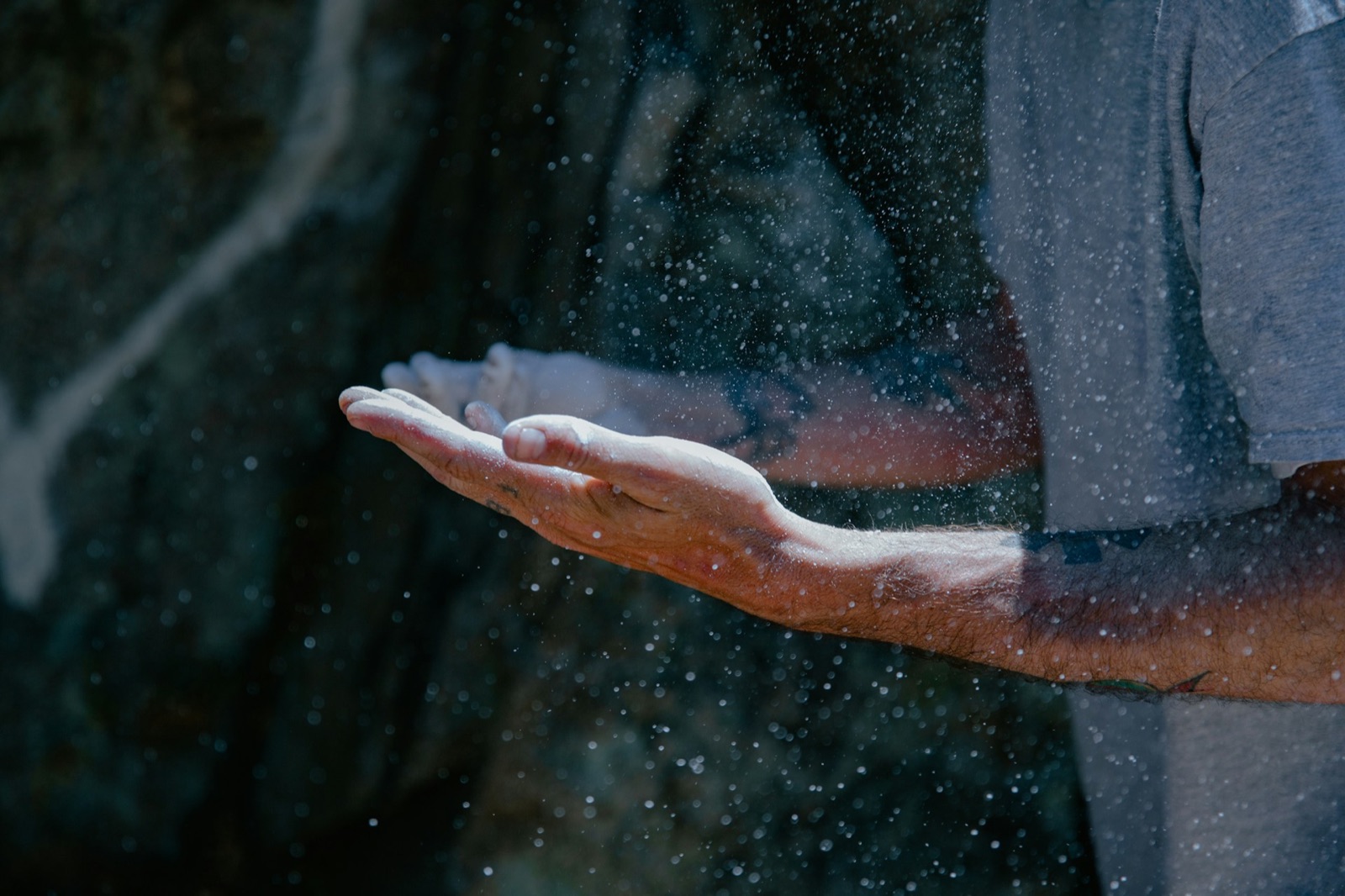 Hand mit Chalk-Staub vor dem Bouldern